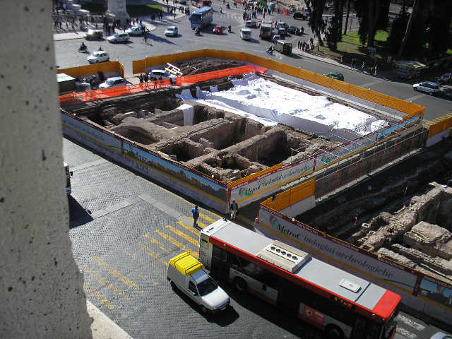 When work on Metro C exposes Piazza Venezia in 2006 14