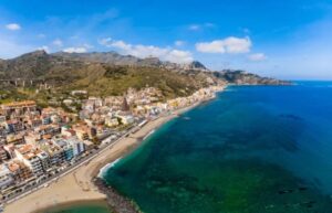 Exploring Italy’s Stunning Beaches by Train: A Guide for Expats 10