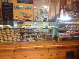 A Guide to Italian Dining: Understanding Different Types of Restaurants in Italy 27